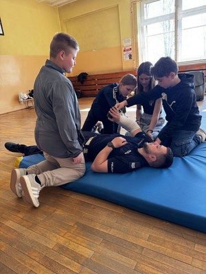 Dzieci klęczące obok fantoma