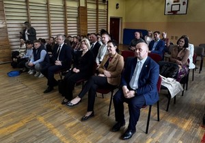 Burmistrzowie i wójtowie siedzący na krzesłavch