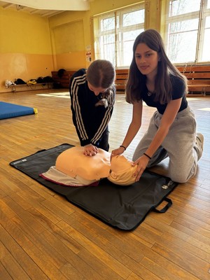 Dwójka dzieci obok fantom