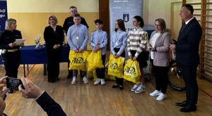 Dzieci trzymające reklamowki z nagrodami