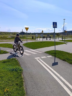 Dziecko jadące na rowerze po miasteczku komunikacyjnym