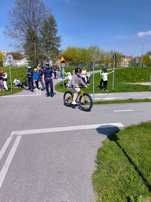 Dziewczynka jadąca na rowerze