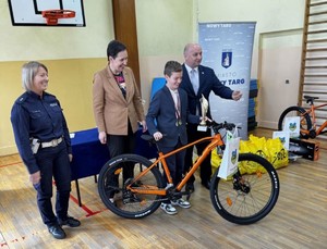 Mezczyzna trzymający rower obok dziecko