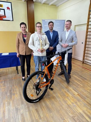 Na zdjęciu rower w tle laureat konkursu