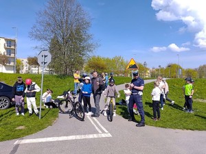 Policjant obok grupka dzieci