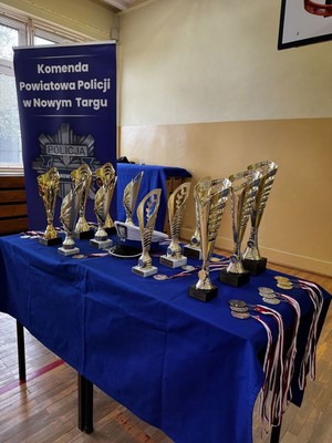 Puchary stojace na stole