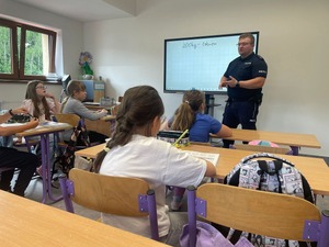 Policjant przemawiający do dzieci