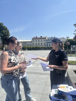 kobiety na rynku i policjantka