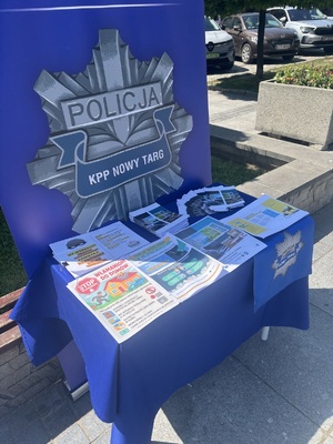 ulotki leżące na stoliku