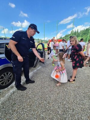 Policjant witajacy sie z dzieckiem
