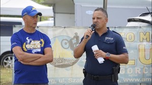 Przemawiający policjant