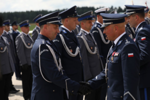 gratulujacy policjant
