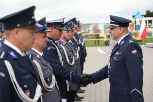grupa policjantow w mundurach
