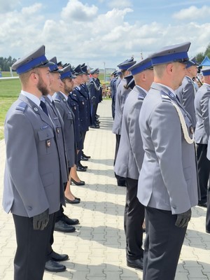 grupa policjantów w mundurach galowych