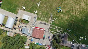 hangar widziany z lotu ptaka