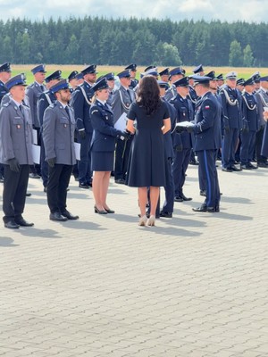 policjanci otrzymujacy awanse
