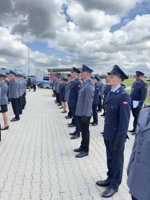 policjanci stojacy na bacznosc