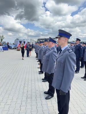 policjanci stojacy w szeregu