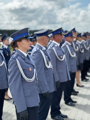policjanci w mundurach galowych