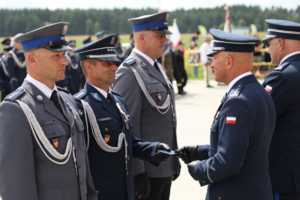 policjant wrecza drugiemu medal