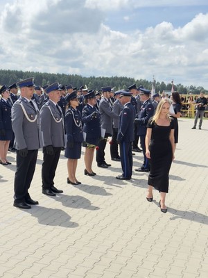 policjantki i policjanci stojacy na bacznosc