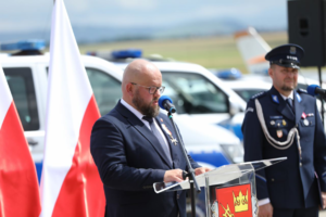 przemawiajacy mezczyzna