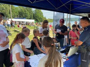 dzieci pod namiotem policji