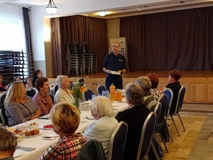 Policjant trzymający ulotki