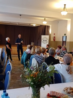 Policjant wygłaszający prelekcje