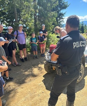 Policjant stojacy obok quada