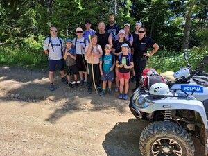 Zdjecie grupowe policnatow obok stojacy quad