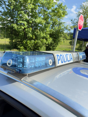 Sygnały radiowozu w tle znak STOP