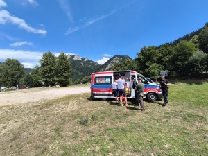 Policjanci obok karetki