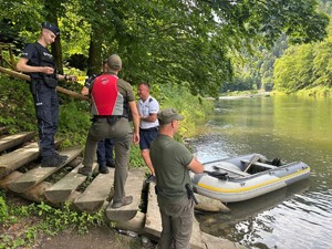 Policjanci wraz ze straznikami parku