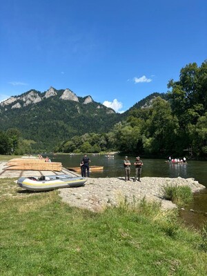 Ponton na brzegu i straznicy