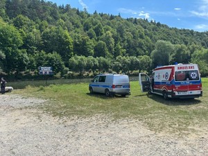 Radiowoz obok karetki pogotowia