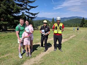 Ratownik i policjantka obok para turystów