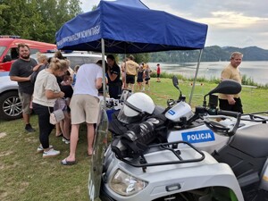 Policyjny quad w tle turysci