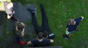 Zatrzymany męzczyzna w towarzystwie policjantów