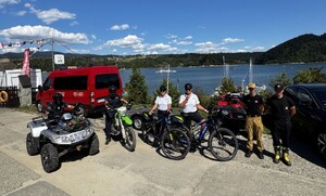 zdjecie grupowe policjantów i strażaków