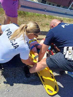 Policjanci stabilizuja dziecko