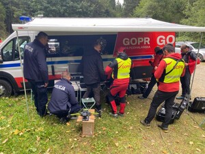 Ratownicy GOPR i Policjanci obok samochodu dowodzenia