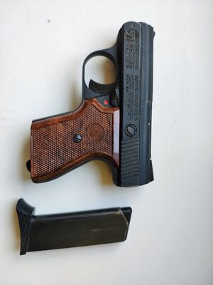 Pistolet obok magazynek