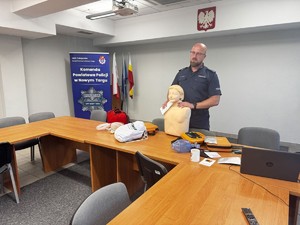 Instruktor trzymający fantoma w rekach