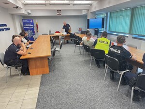 słuchacze i instruktor w trakcie zajęć