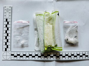 Narkotyki wworeczkach obok metryczka wymiarowa