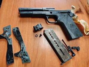 Broń oraz magazynek położony obok