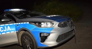 Oznakowany radiowóz policyjny z uszkodzonym przednim zderzakiem