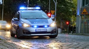 radiowóz z włączonymi sygnałami