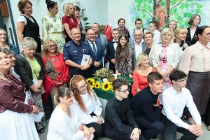Policjant wsród zgromadzonych gosci zdjęcie grupowe